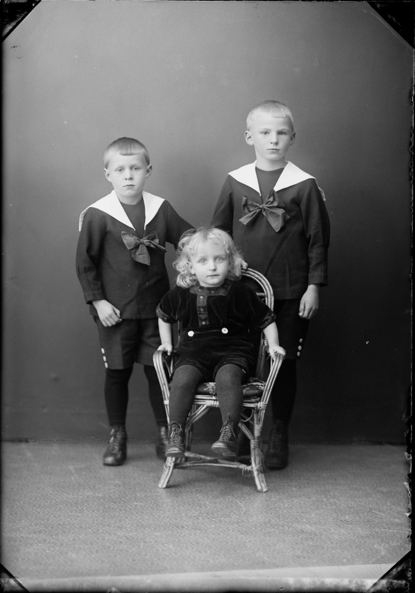 Skötsner-Edhlund, Barnporträtt - tre pojkar, Östhammar, Uppland