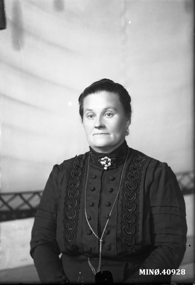 Oscar Holte, Portrett av kvinne - fru Stuedal