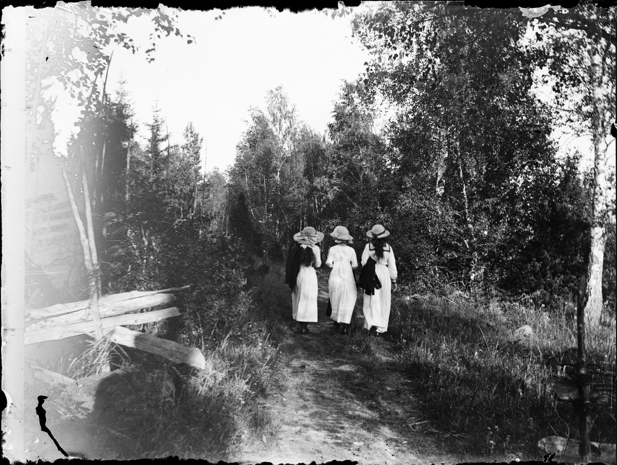 Skötsner-Edhlund, Three women walk away on the road, Östhammar, Uppland