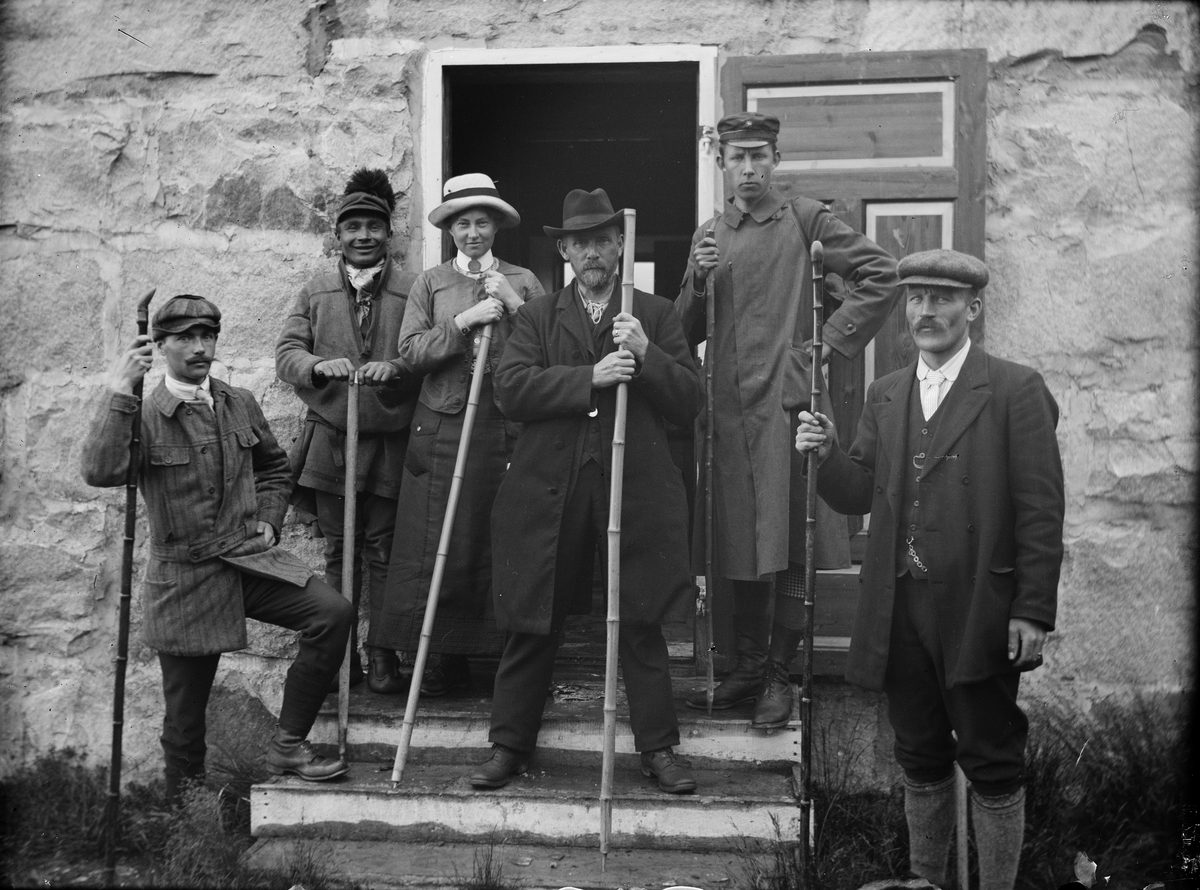 Josef Ärnström, Josef Ärnström med vänner utanför Kebnekaise fjällstation, Lappland