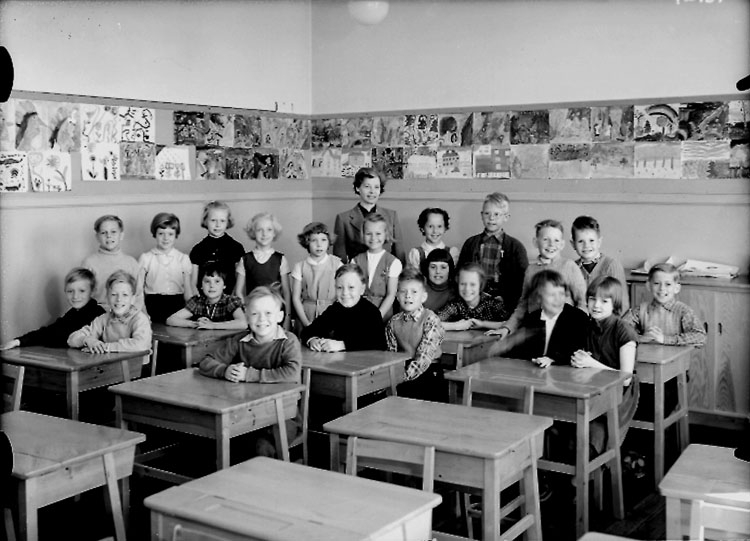 Sven Lindskog, Almby Östra school, classroom interior, 21 schoolchildren with teacher’s wife Ingeborg Tedner. Class 2av, hall 6.
