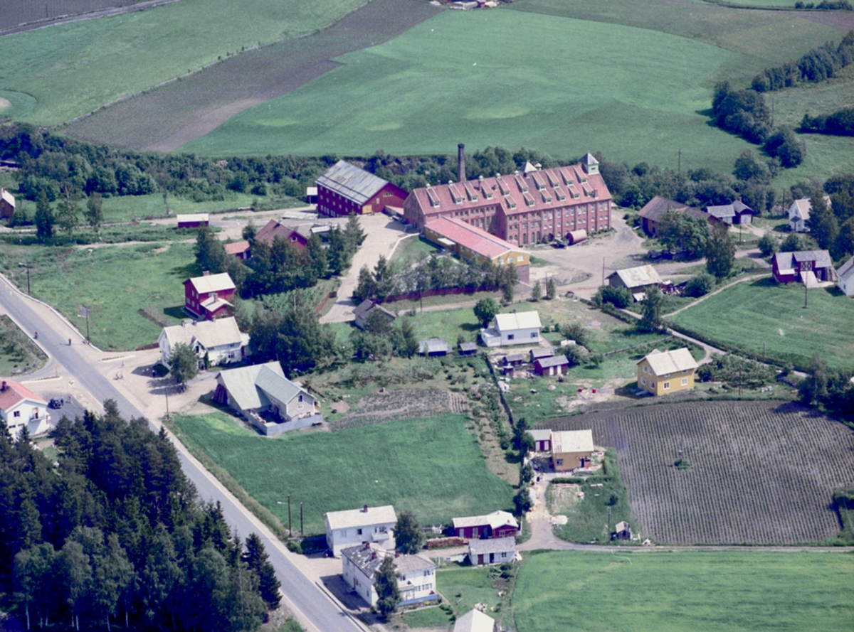 Widerøes Flyveselskap A/S, LØITEN BRÆNDERI, LØTEN BRENNERI. BRENNERIROA. FLYFOTO.