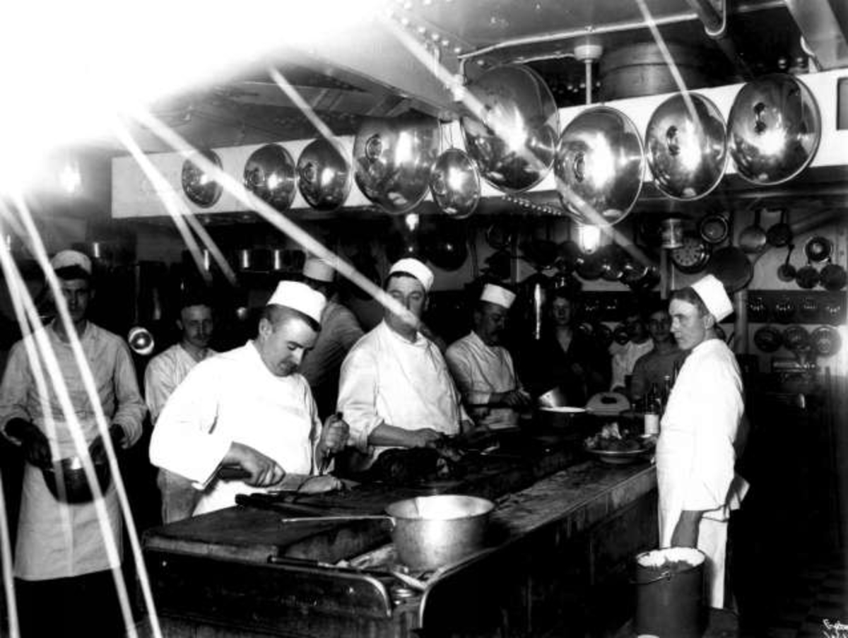 Anders Beer Wilse, Kokker i byssa på skipet S.S. Hellig Olav i 1904. Utvandring fra Norge til Amerika.