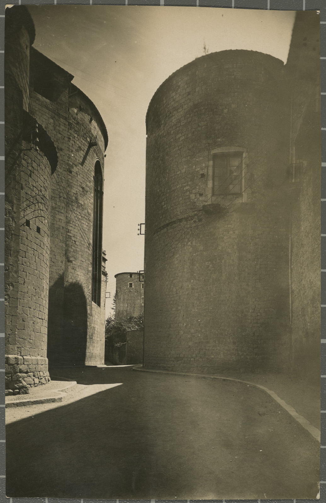 Desconegut, Under Gates