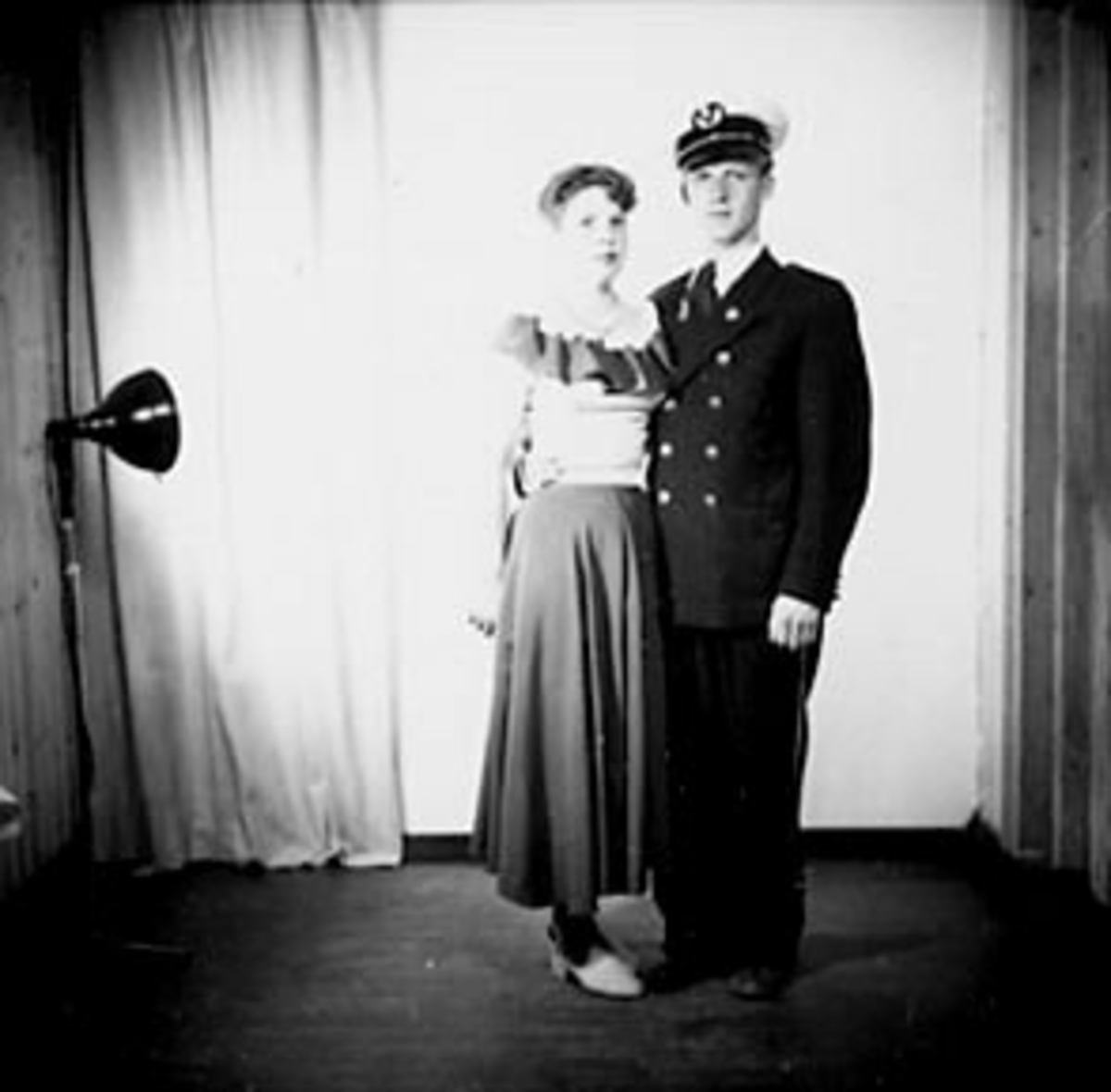 Anno Domkirkeodden, GRUPPE 2, UNGT PAR, HENRIK SANDAKER MED MUSIKKUNIFORM OG UNG DAME I STUDIO