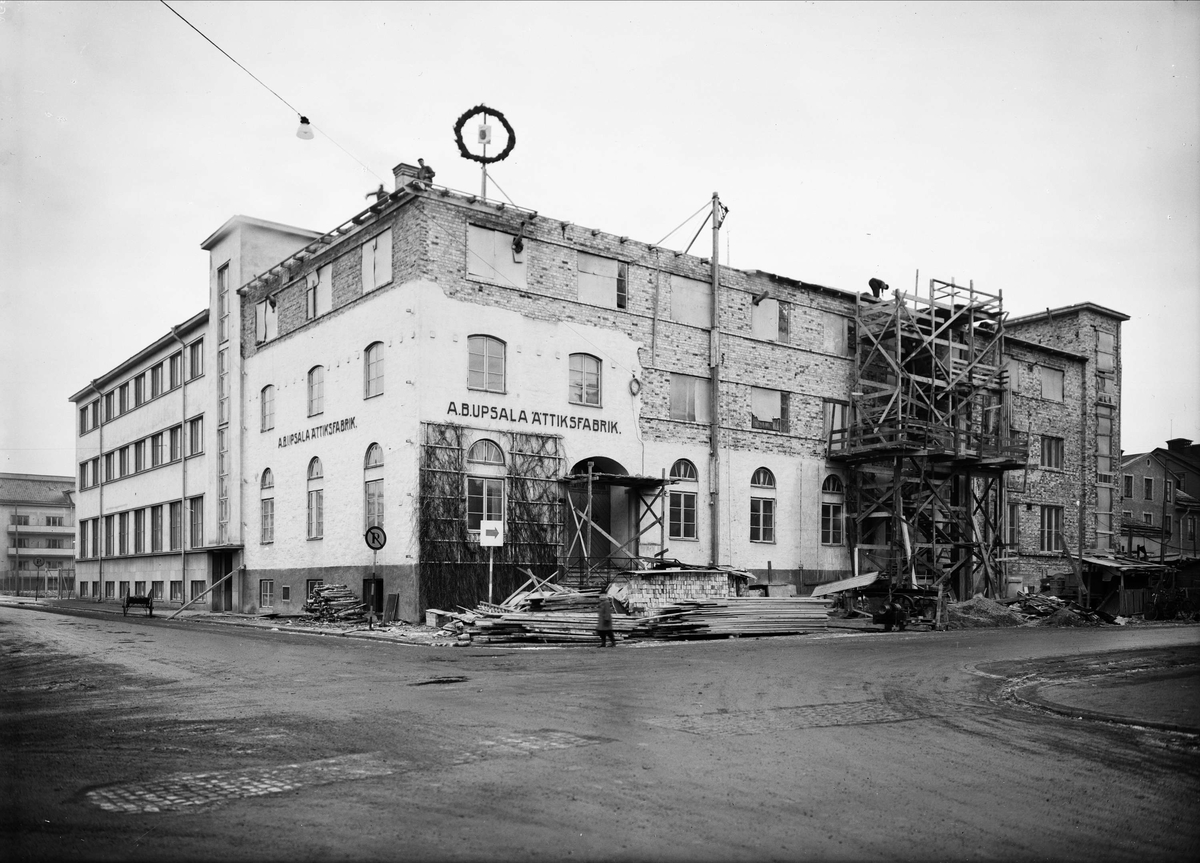Paul Sandberg, "Kraftigt ökad kapacitet vid Upsala ättiksfabrik. Taklagskrans på tillbygget" - kvarteret Ejnar, Väderkvarnsgatan, Uppsala februari 1943