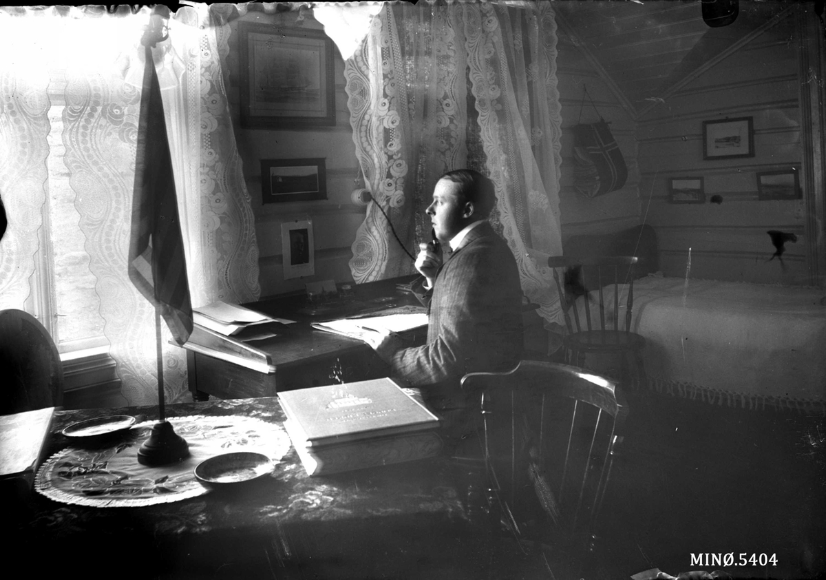 Oscar Holte, portrett, person, klær, værelse, interør