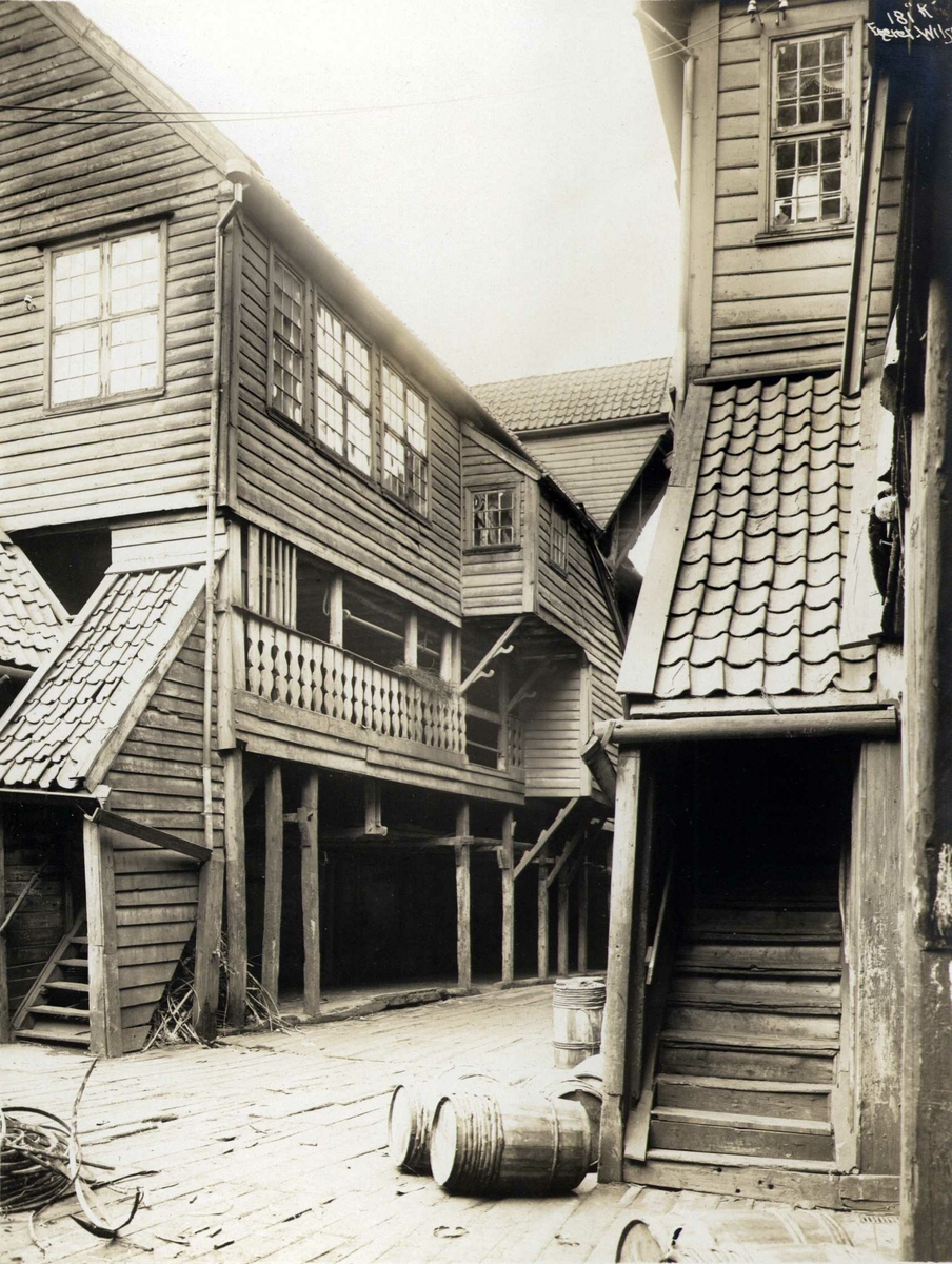 Anders Beer Wilse, Hjortegården, Tyskebryggen, Bergen, Hordaland. Fotografert 1912.