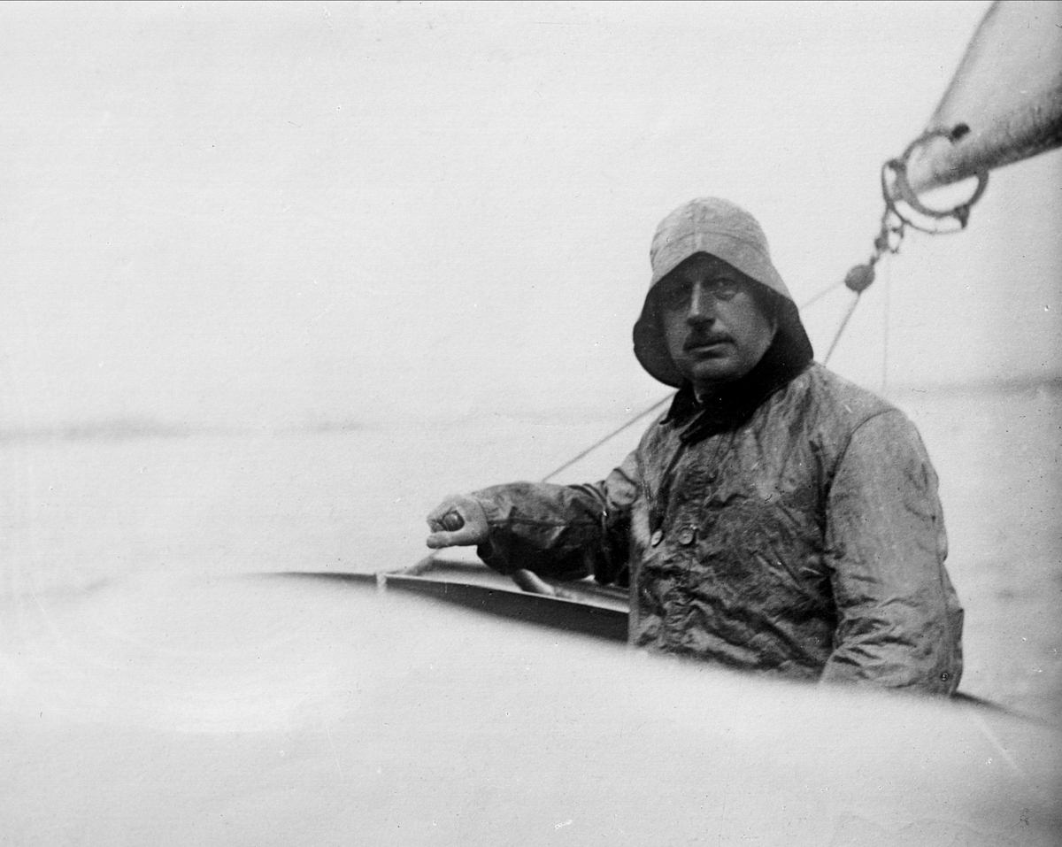 Gustav Borgen, Portrett, seiler ved roret på seilbåt.