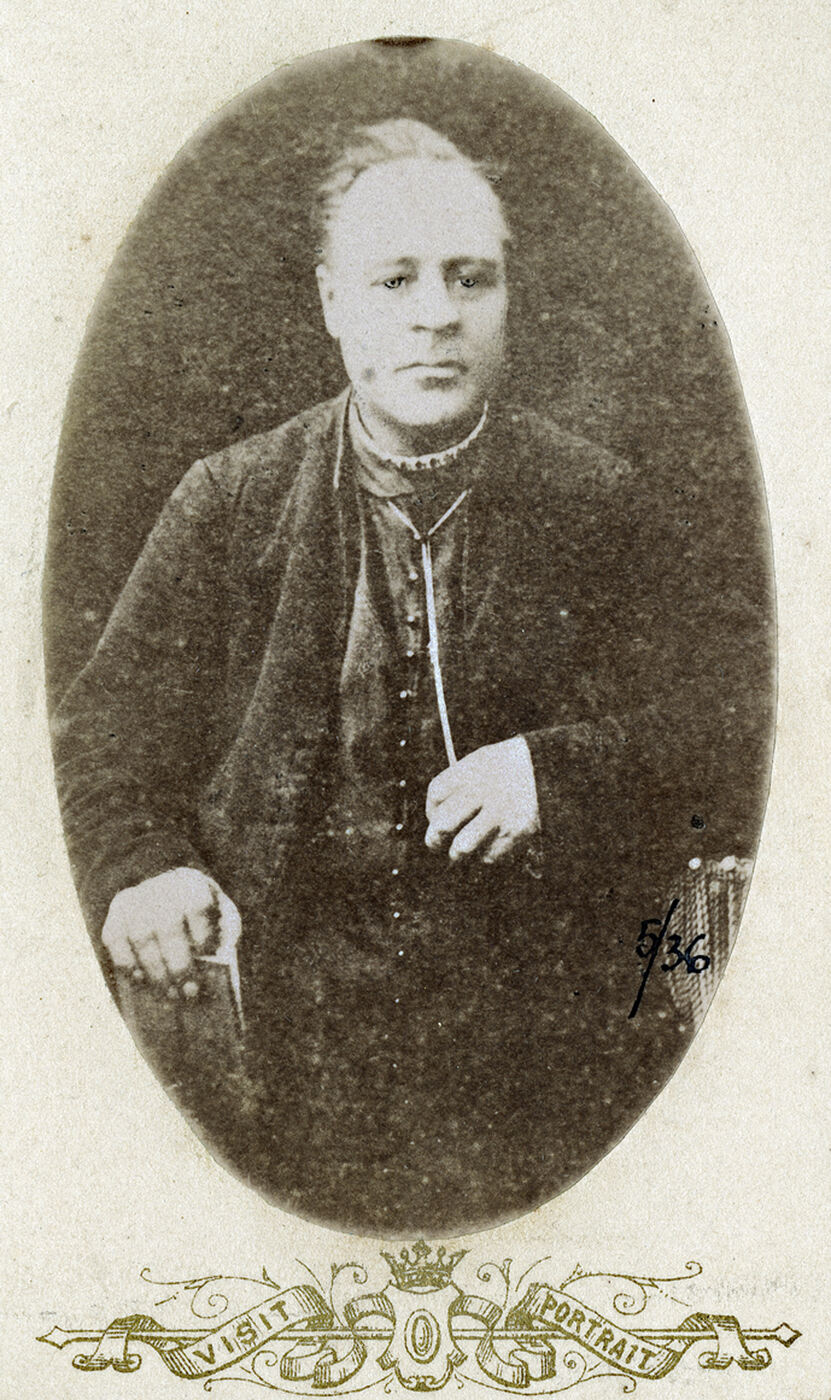 Nežinomas fotografas, Nežinomo sėdinčio pagyvenusio katalikų dvasininko portretas