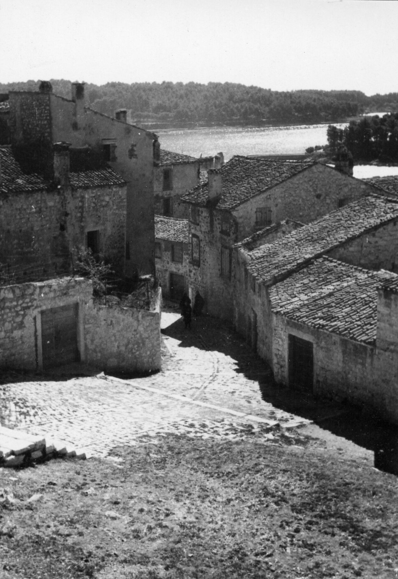 Branko Fučić, Rovinj, ulica u starom dijelu grada, južno ispod crkve sv. Eufemije
