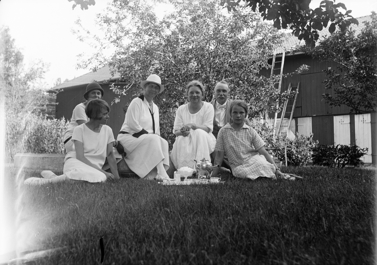 Okänd,, Christiane and Ruben Liljefors with friends have coffee break on the lawn out in the garden, daughter Marit on the far right, probably in Sweden