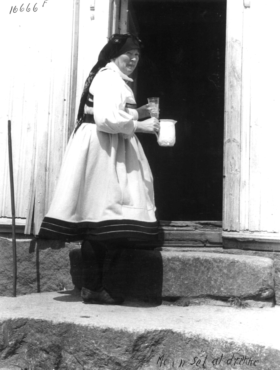 Anders Beer Wilse, Kvinnedrakt