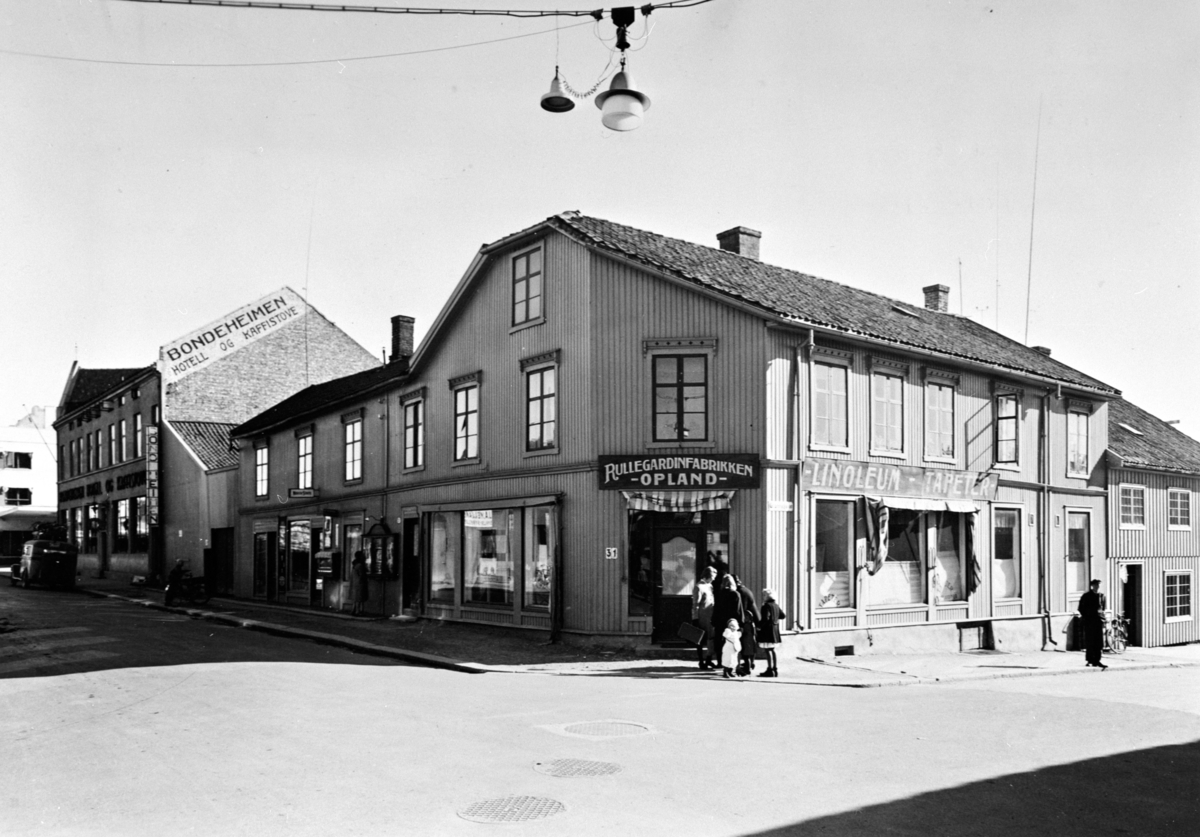Anno Domkirkeodden, Rullgardinfabrikken Opland, Vangsvegen 31, Hamar. Grønnegata. Bondeheimen Hotell og kaffistove. Gatebelysning. Senere Hervoldgården.