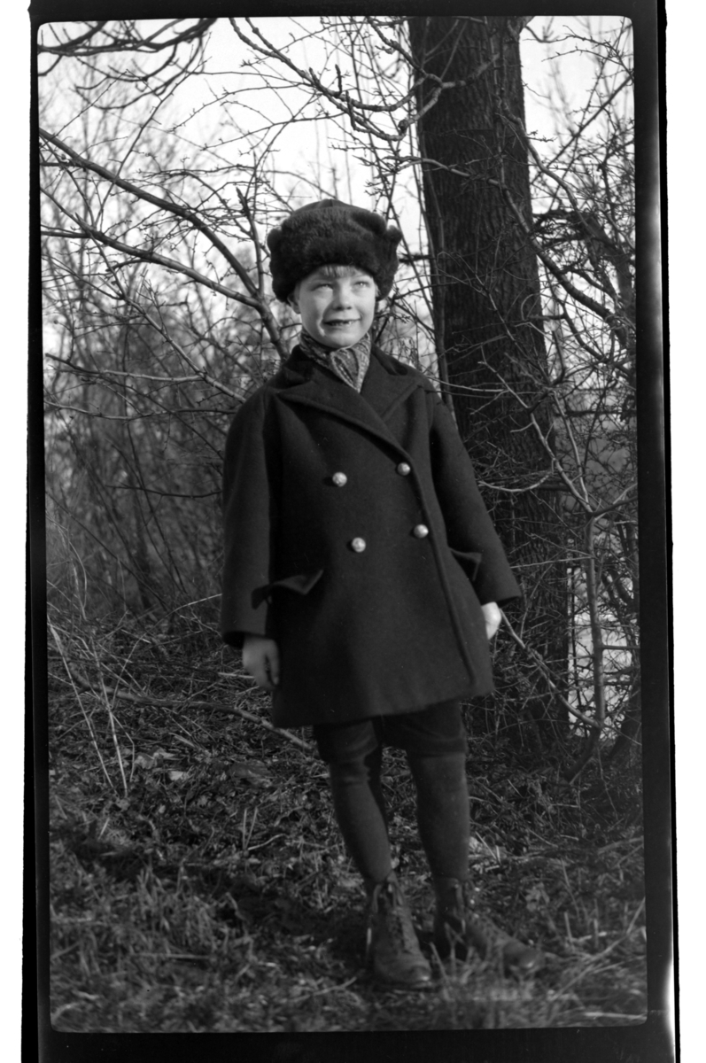 Rolf Sr. Sundt, Einar Aubert Hansen på tur ikledd frakk og hatt. Fotografert 1925.