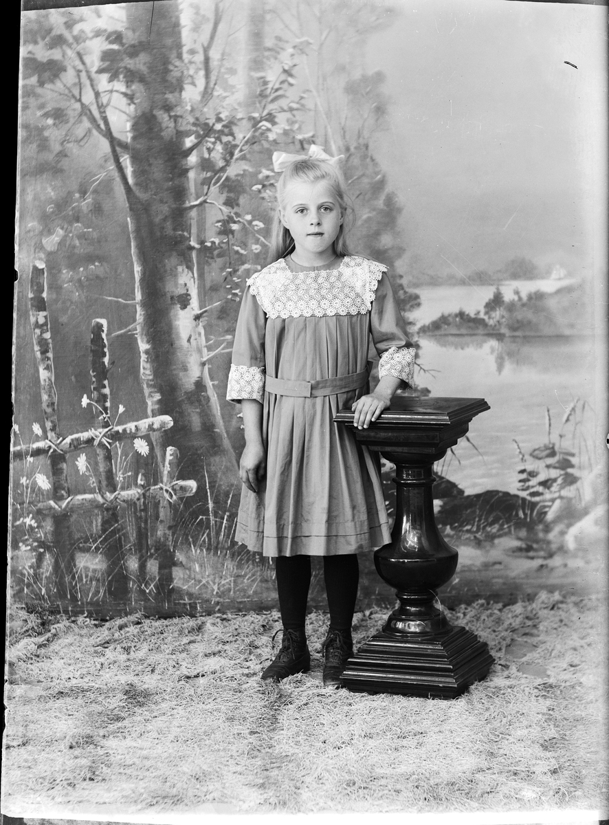 Skötsner-Edhlund, Ateljé portrait - daughter of Johan Andersson of Ed, Börstil parish, Uppland 1921