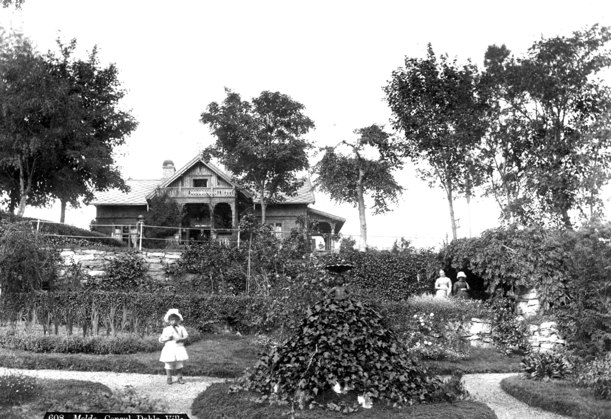 Axel Lindahl, Liten jente står i Humlehaven i Molde utenfor konsul Dahls villa.