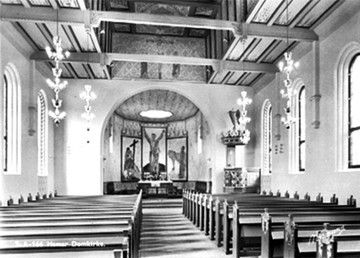 Anno Domkirkeodden, INTERIØR HAMAR DOMKIRKE, FRA MIDTGANGEN MOT ALTERET. POSTKORT.