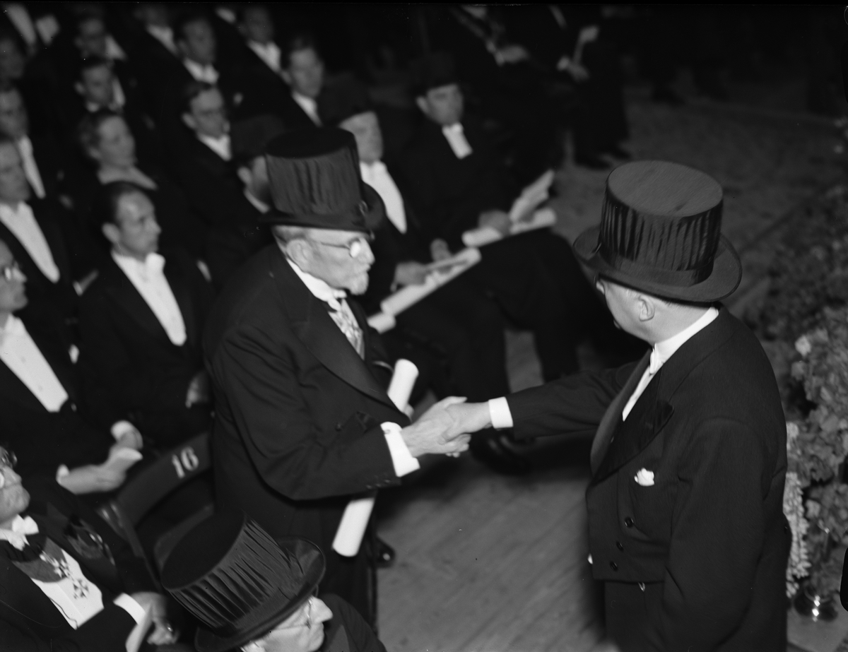 Paul Sandberg, “Professor Holmbäck hands the jubelinsignia to the county manager Hjalmar Hammarskjöld,” doctoral promotion in University Saulan