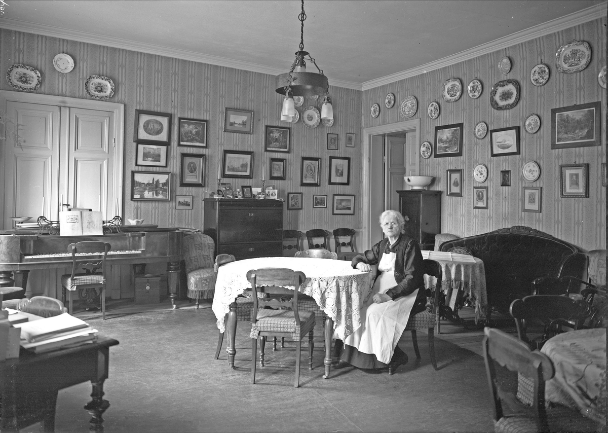 Paul Sandberg, Åldrig kvinna i sin bostad, sannolikt Uppsala, 1942