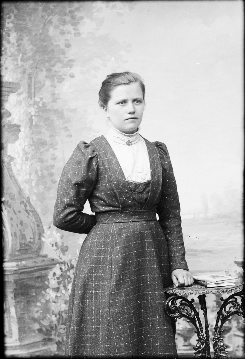 Skötsner-Edhlund, Ateljé Portrait - Woman, Östhammar, Uppland