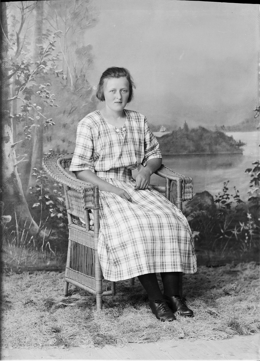 Skötsner-Edhlund, Ateljéporträtt - Ingrid Sporrong från Ruddun, Harg socken, Uppland 1922