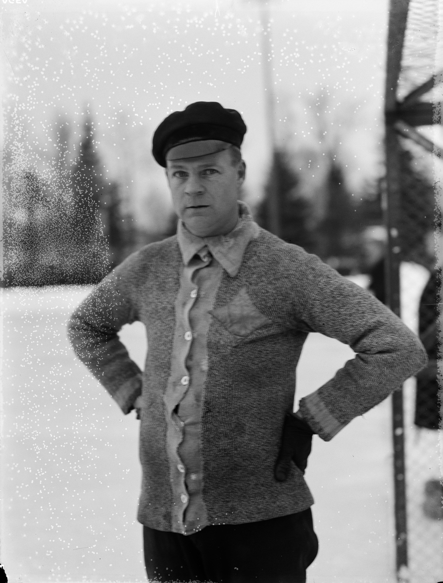 Paul Sandberg, The bandy goalkeeper Sven “Sleven” Säfwenberg with “his worn coat of arms” at the Students' Sports Place on the occasion of his award to Svenska Dagbladet’s gold medal