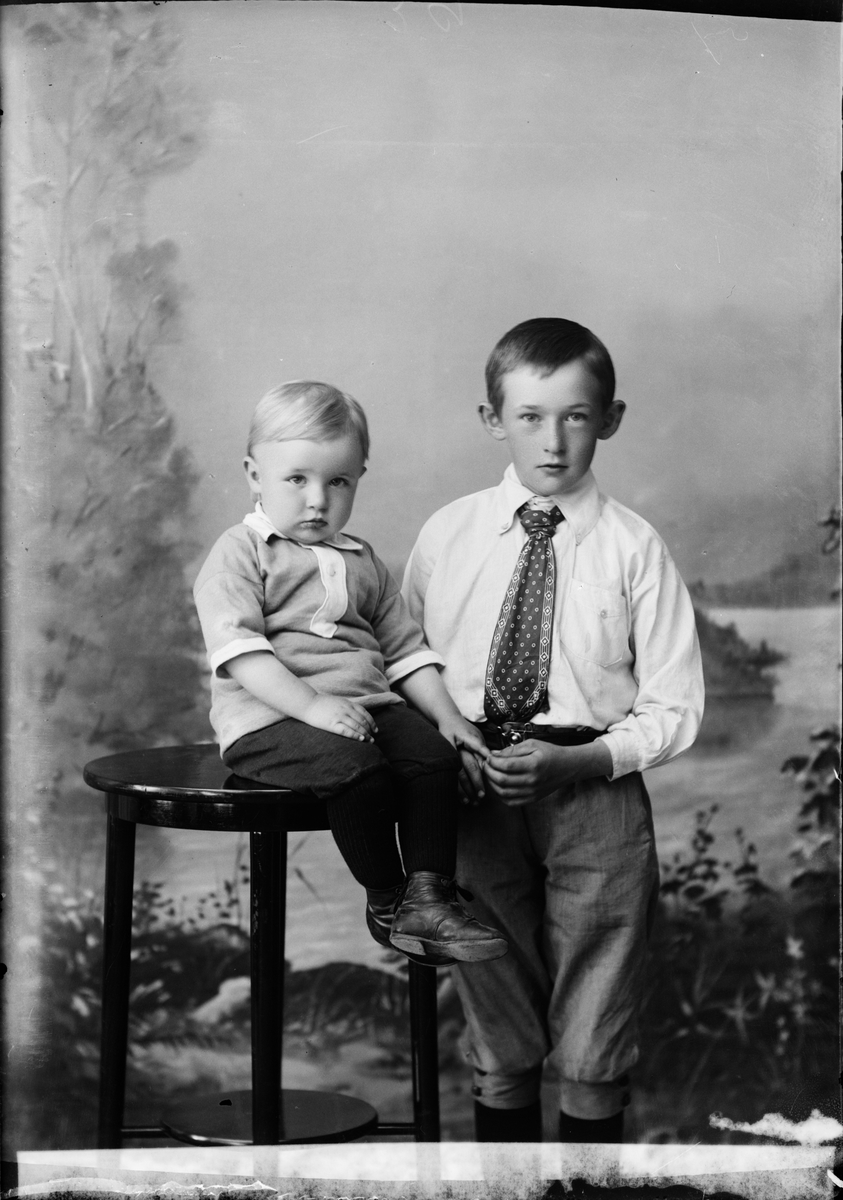 Skötsner-Edhlund, Barnporträtt - två pojkar, Östhammar, Uppland