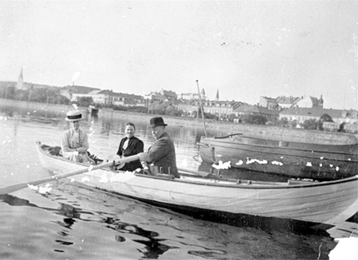 Anno Domkirkeodden, Fra venstre. Aagot (Morbeck) Johannessen, Lovise Johannesen og Olaus Johannessen, robåt, rotur, Mjøsbåt, Hamar.