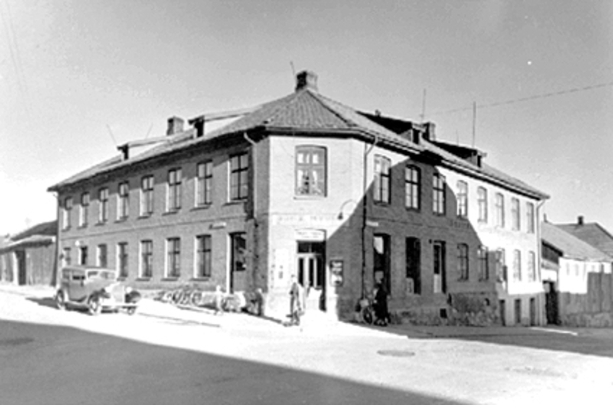 Anno Domkirkeodden, EKSTERIØR JOHS MYHRE FRUKT TOBAKK SJOKOLADE, STORHAMARGATA 23, BIL, FOLK OG BARNEVOGN