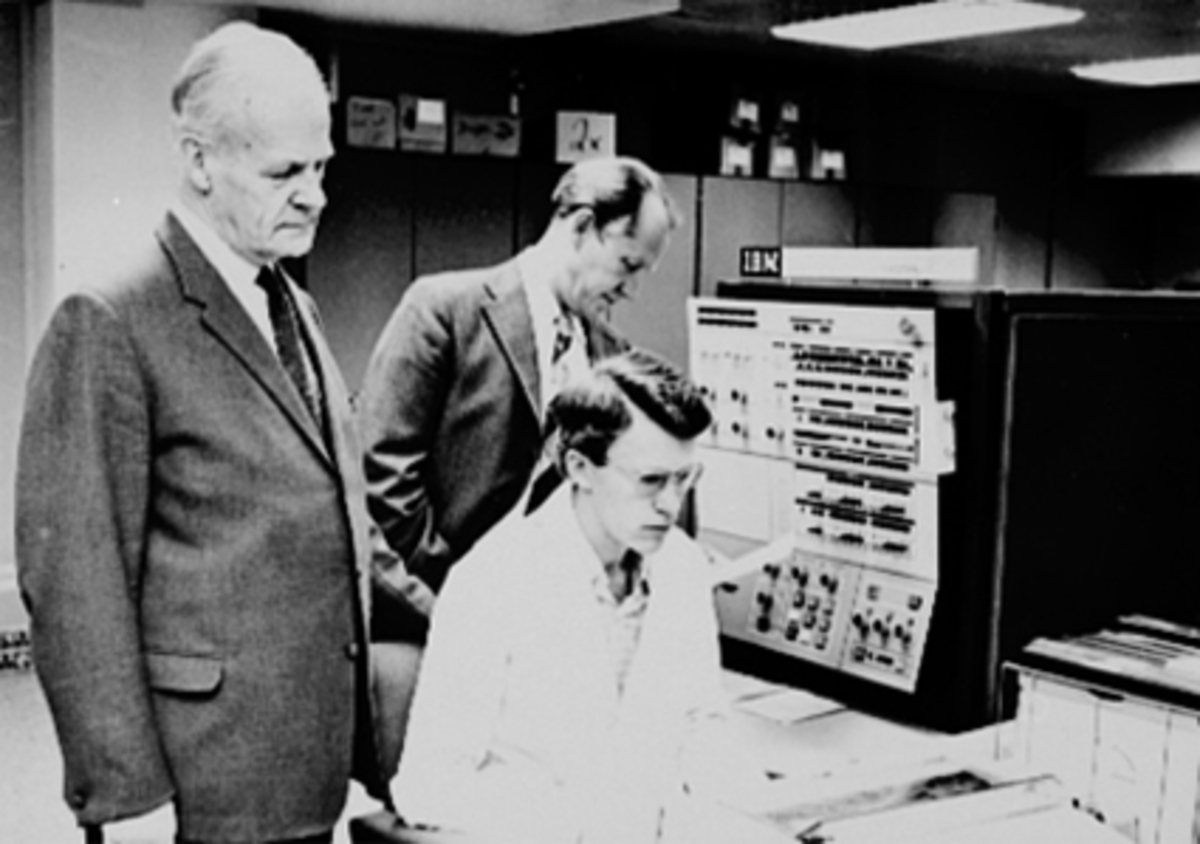 Anno Domkirkeodden, HEDMARK OG OPPLAND HULLKORTSENTRAL A/L, FRA 1973 : KOMMUNEDATASENTRALEN FOR ØST-NORGE A/L, KDØ, I TRIANGELGÅRDEN, TORGGATA 63 - 65, 3 MENN VED DATAMASKIN