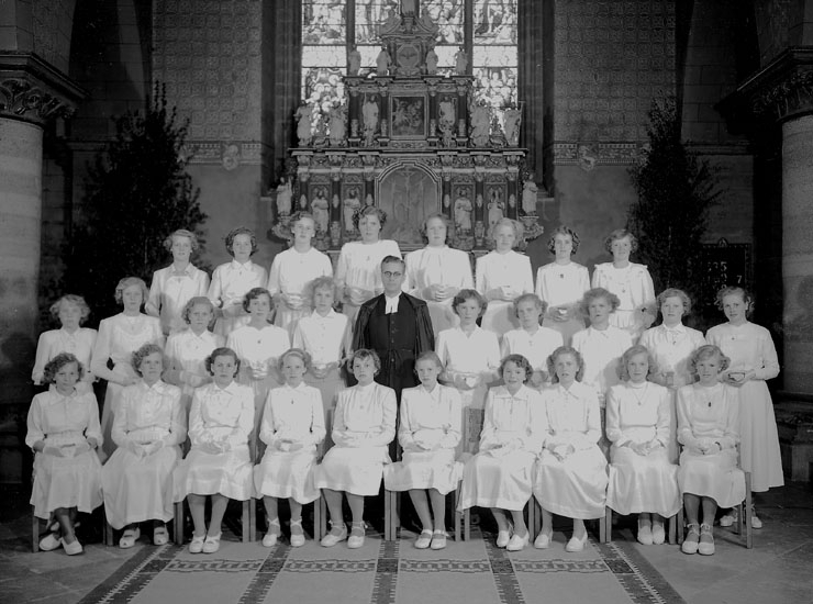 Samuel Lindskog, 28 Confirmers, 28 girls with Pastor Rickard Åsberg. Interior of the Nikolai Church.
