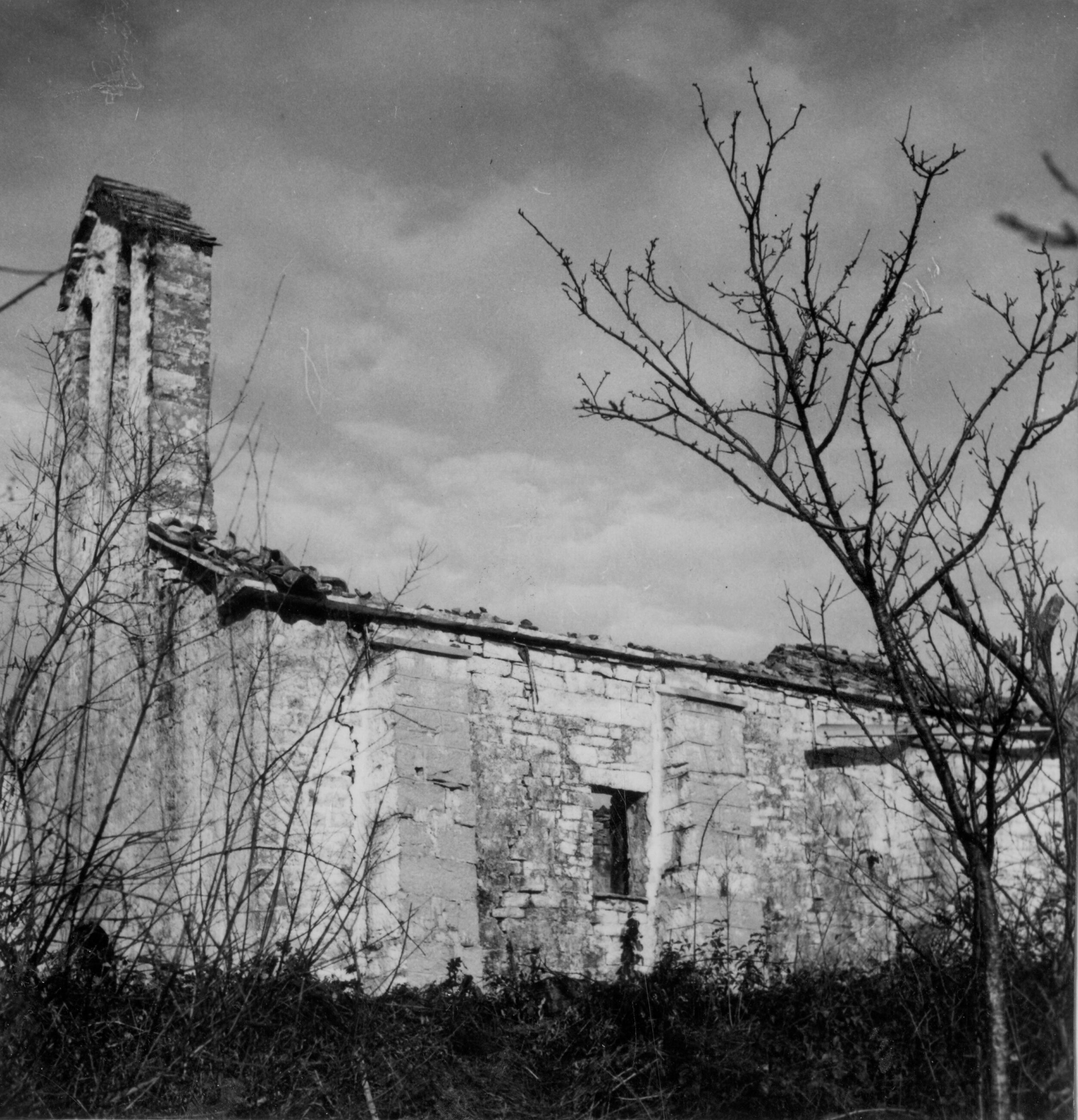 Branko Fučić, Butoniga (Pazin), Kapela sv. Križa, vanjština, pogled s jugozapadne strane na uzdužno pročelje te i glavno pročelje sa zvonikom na preslicu; na južnoj stijeni su uočljivi potporni zidovi
