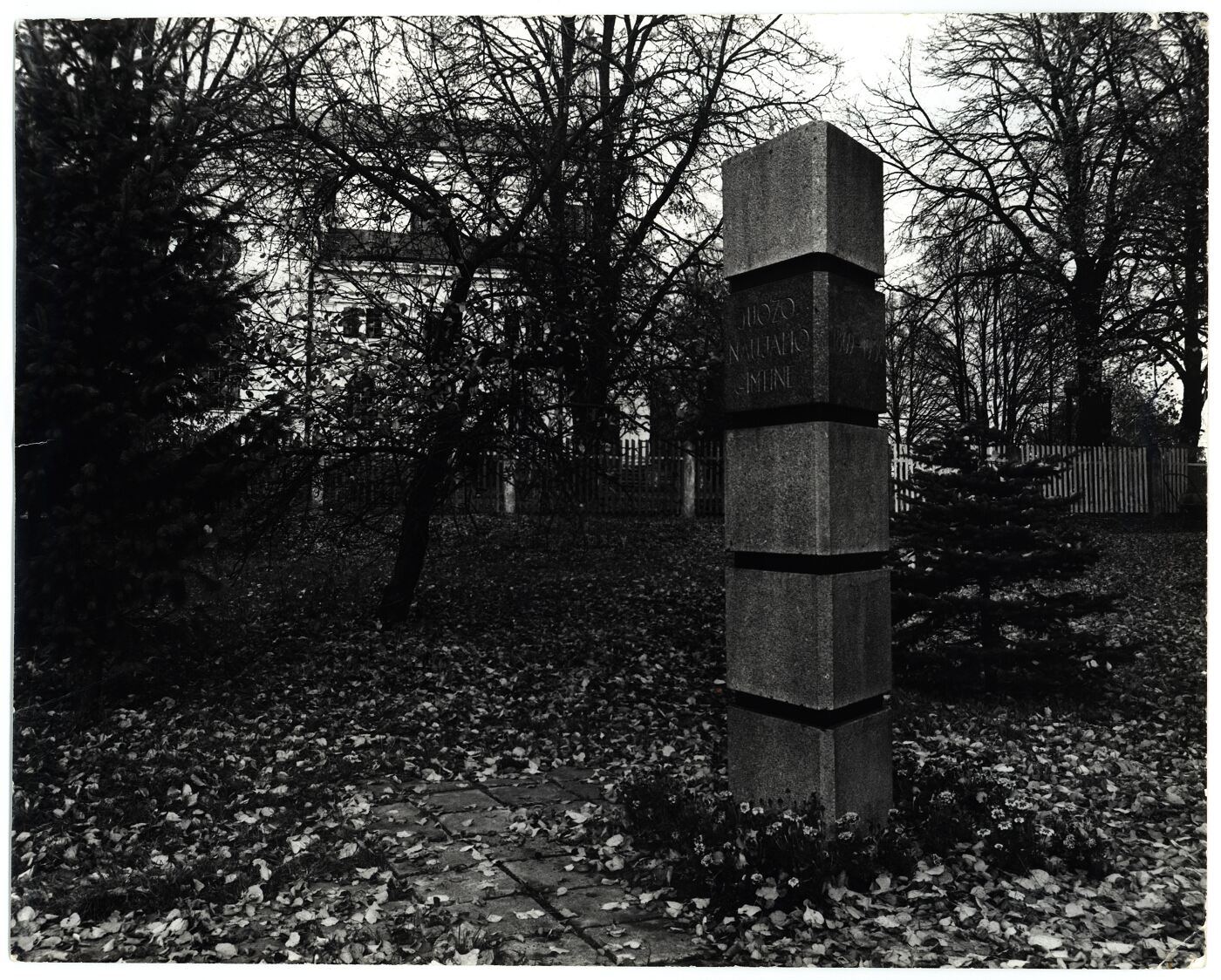 Nežinomas fotografas, Paminklas Juozui Naujaliui Raudondvaryje