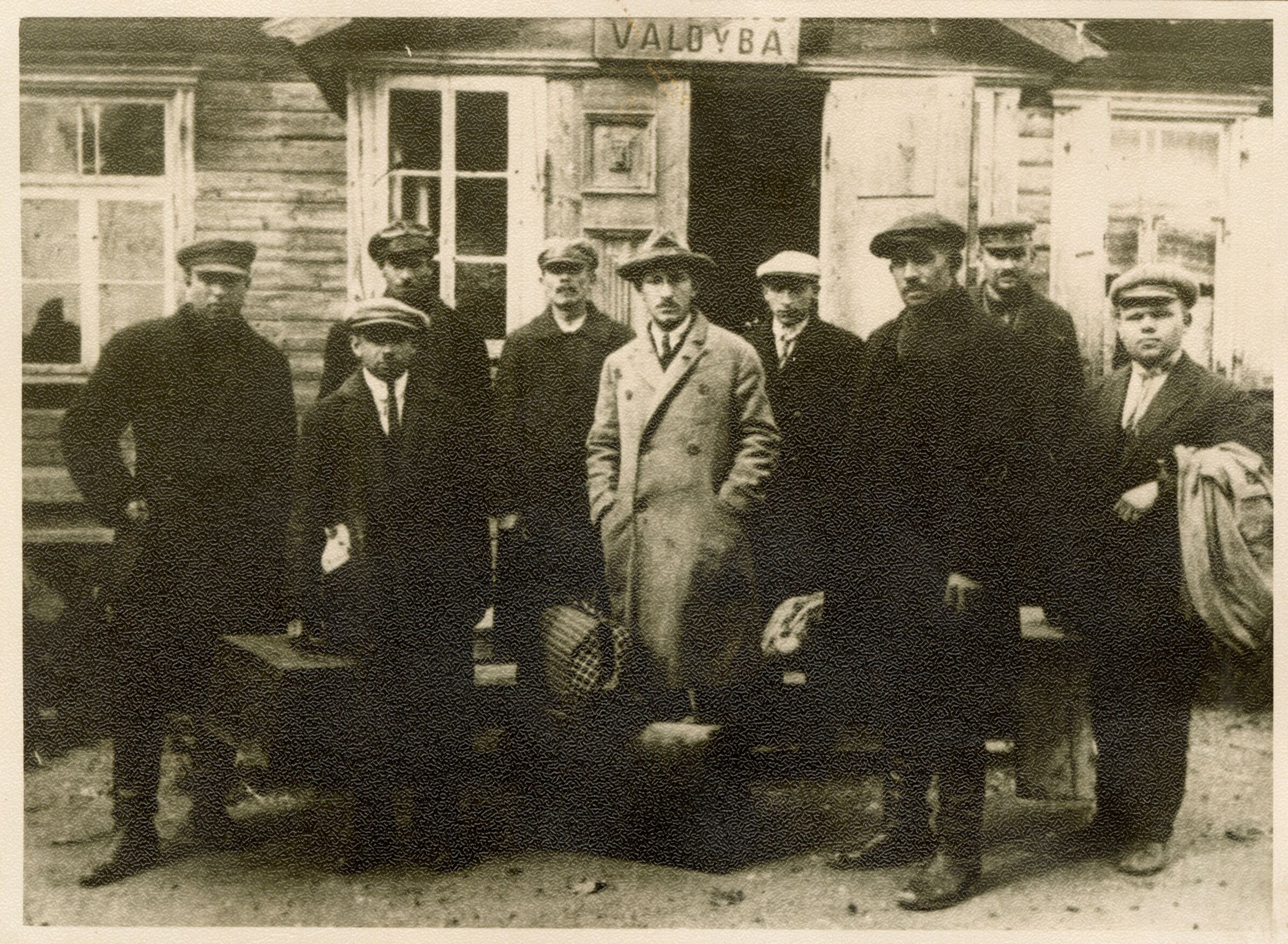 Nežinomas fotografas, Etapu į Varnių koncentracijos stovyklą varomi žmonės