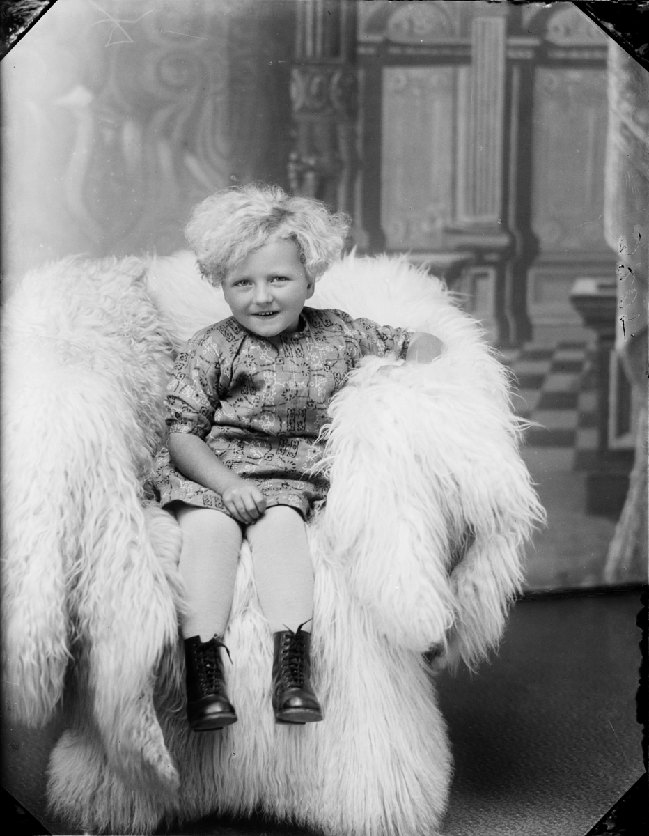 Skötsner-Edhlund, Barnporträtt - flicka, Östhammar, Uppland
