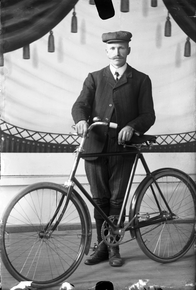 Oscar Holte, Portrett av mann med sykkel