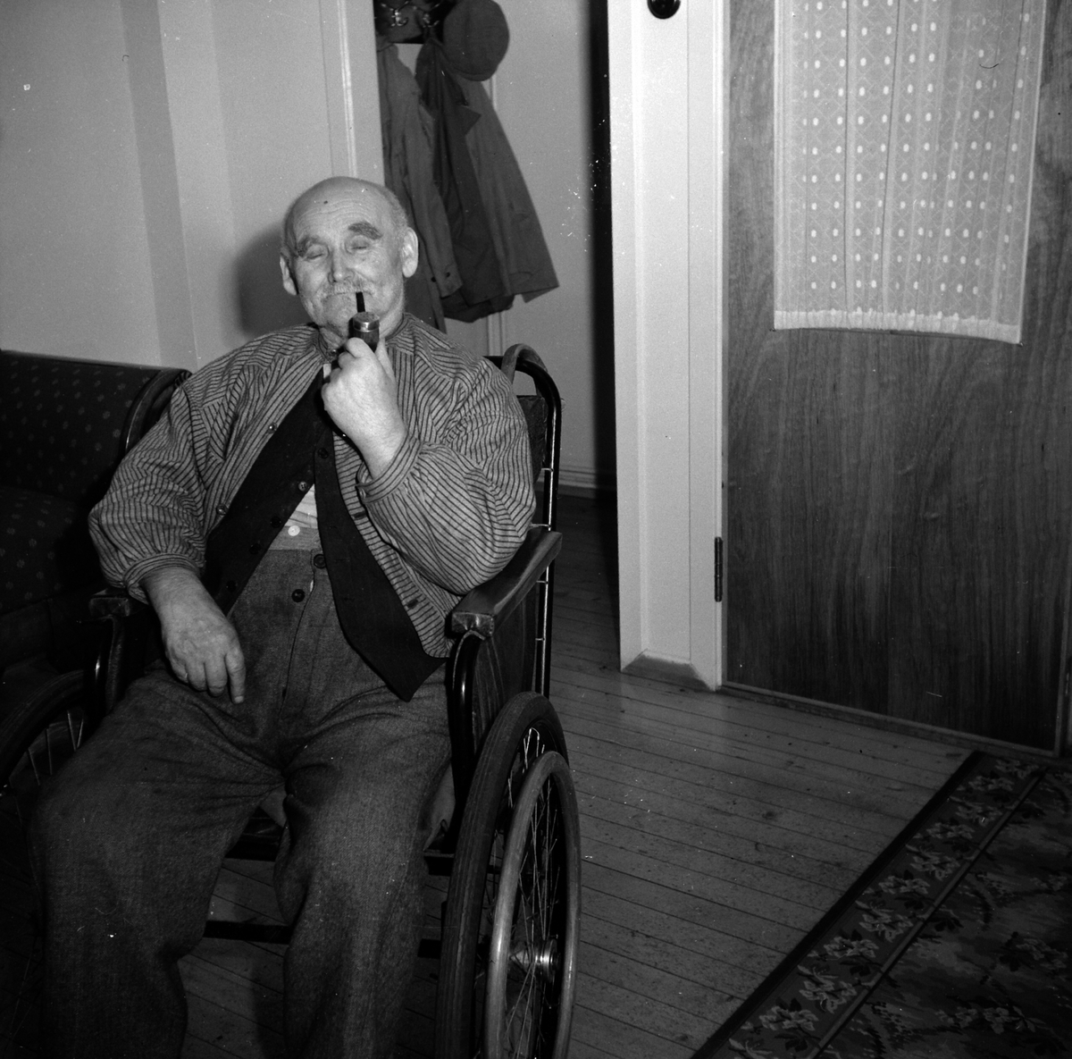 Adolf Skjegstad, UKJENT MANN I RULLSTOL RØYKER PIPE.
