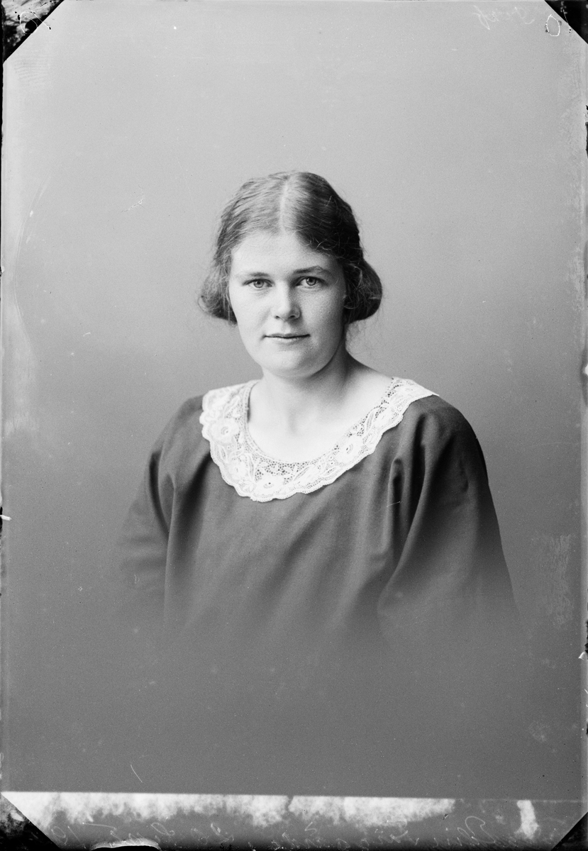 Skötsner-Edhlund, Ateljé portrait - Tyra Edin from Färgärde, Börstil parish, Uppland 1924