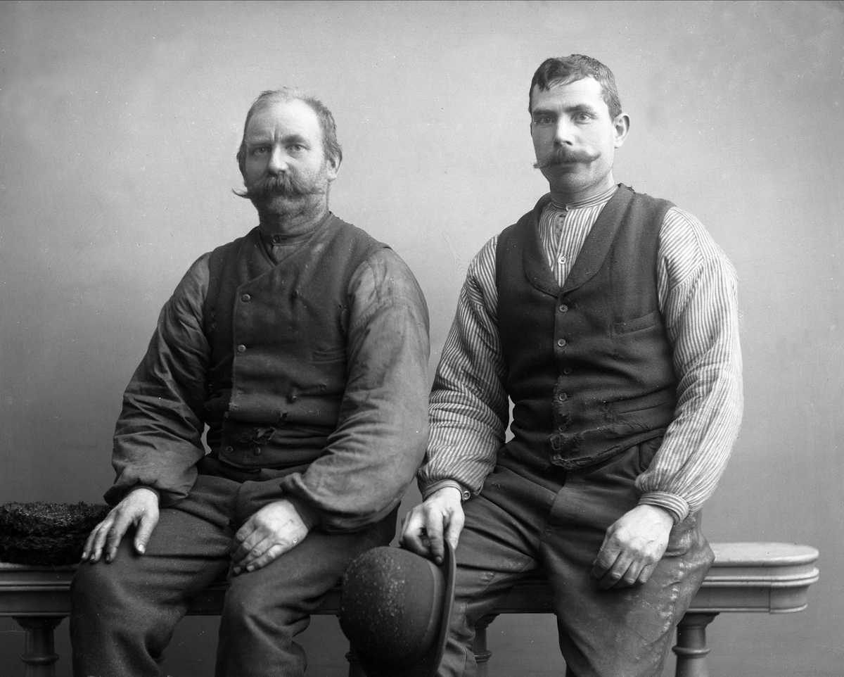 Gustav Borgen, Gruppeportrett, to menn i arbeidsklær, Kristiania 1910. Busserull, vest og bukse. Gustav Caspersen.