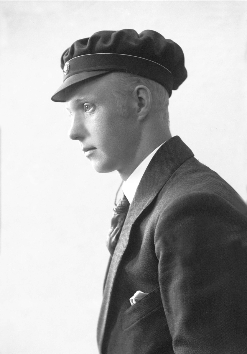 Gustav Borgen, Portrett, mann med studentlue. Erik Sundby.