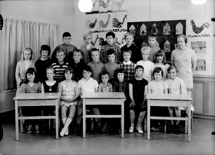 Sven Lindskog, Lillåstrandskolan, klassrumsinteriör, 23 skolbarn med lärarinna fröken Dagmar Persson. Klass 3F, sal 9.