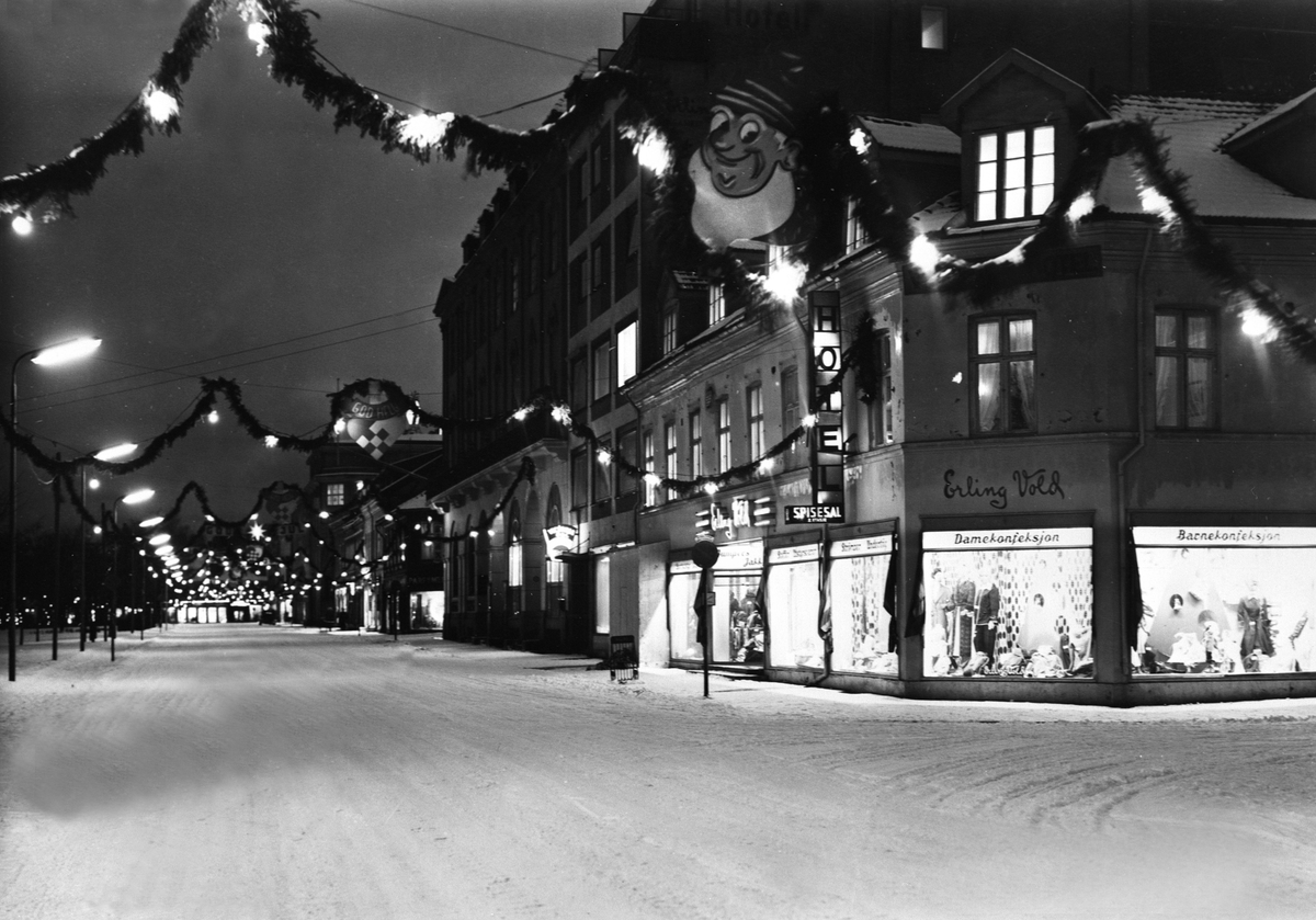 Anno Domkirkeodden, Julegate, julebelysning i Strandgata i Hamar julen 1957. Victoriahjørnet mot Stortorget. Victoria hotell, Erling Vold.