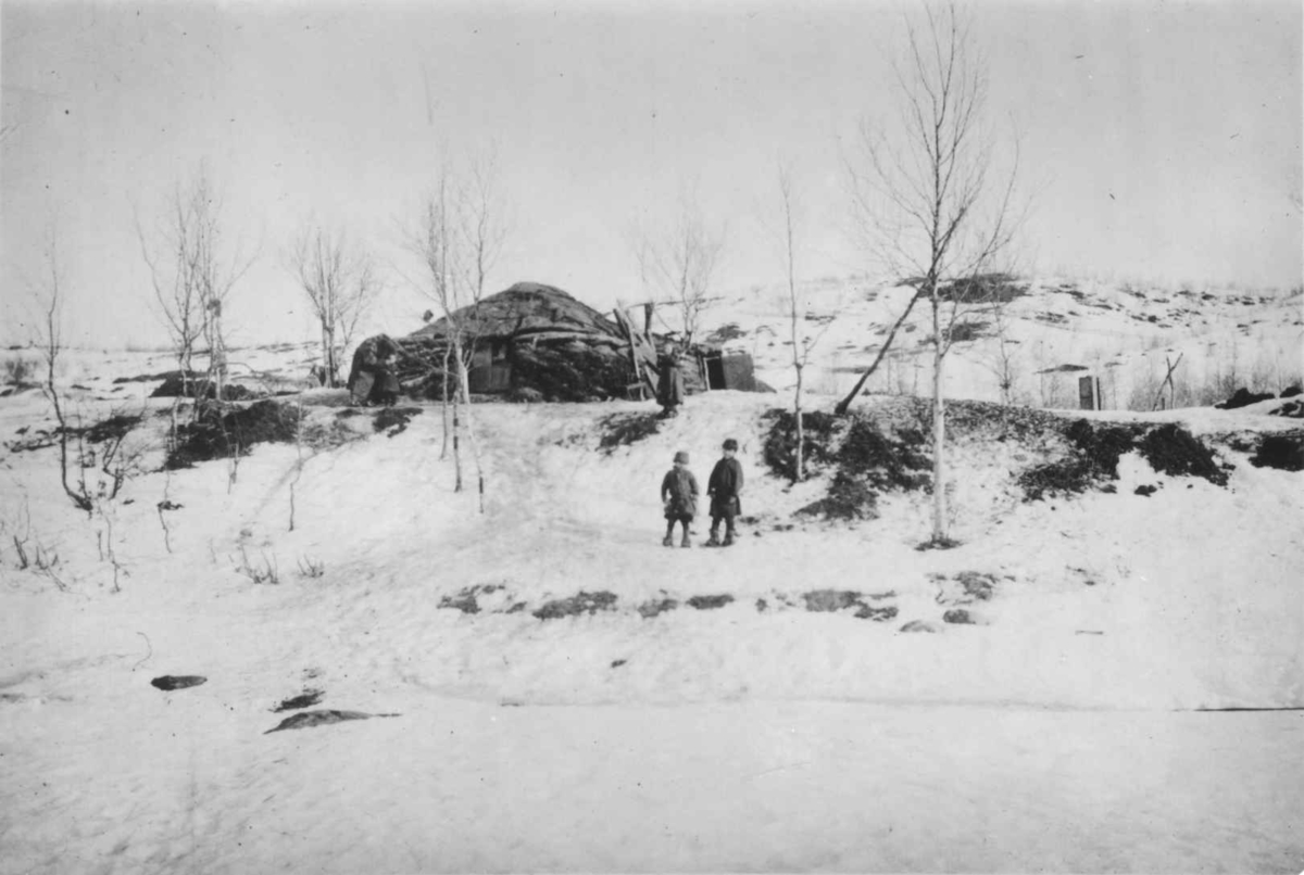 Ellisif Rannveig Wessel, Gamme i vinterlandskap,Sandnesdalen, Sør-Varanger, Finnmark, ca. 1900-1910.