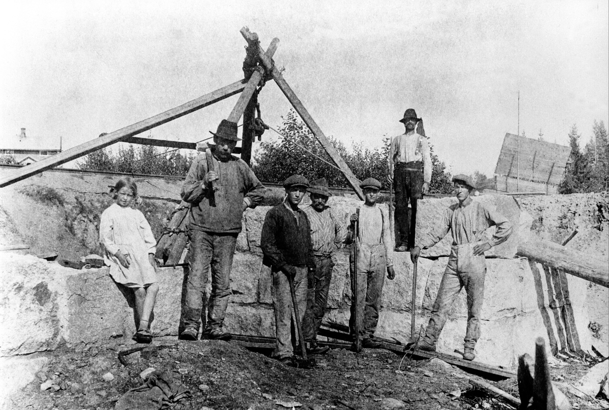 Anno Domkirkeodden, GRUPPE VEGARBEIDERE, BYGGING AV JERNBANEUNDERGANG, FRA VENSTRE: MAY BRYHNI, OLE OLSEN, PEDER GAUSTAD, KRISTIAN NORDBY, BAK: MAGNUS BAKKE, IVAR FRANTSEN