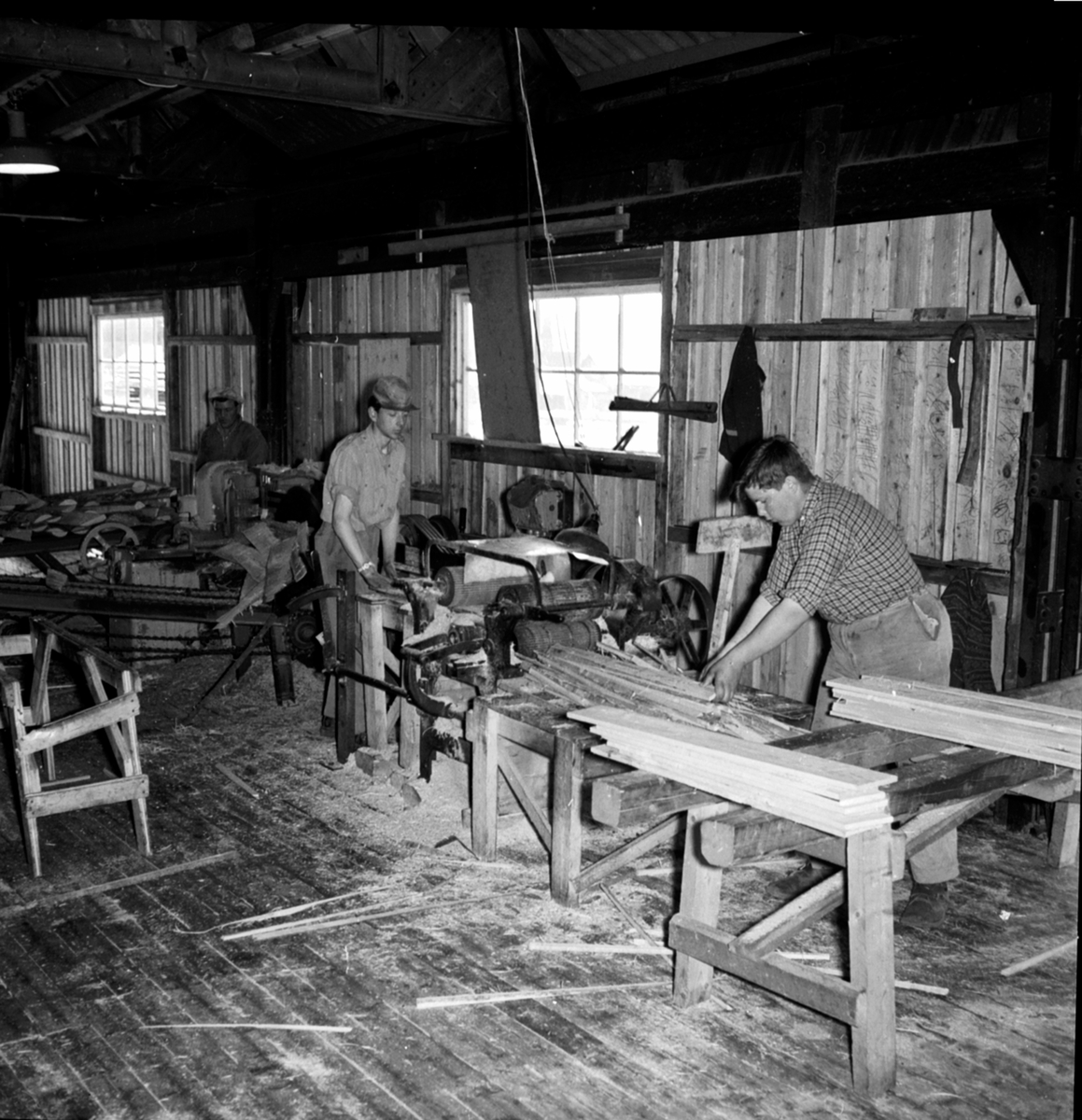 Anno Domkirkeodden, Interiør, sagbruk, menn som arbeider ved maskin, Berger Langmoen A/S, Brumunddal.