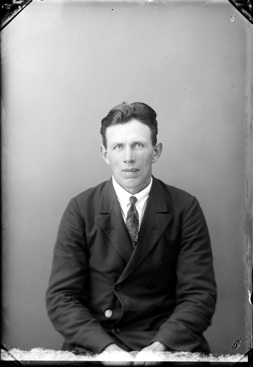 Skötsner-Edhlund, Ateljéporträtt - Oscar M från Forsmark socken, Uppland