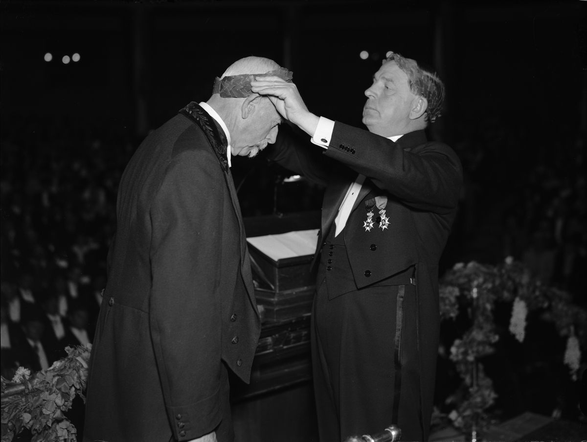Paul Sandberg, Promotor Professor Gregor Paulsson puts the Jubellagern on one of the Younger Doctors of the Year