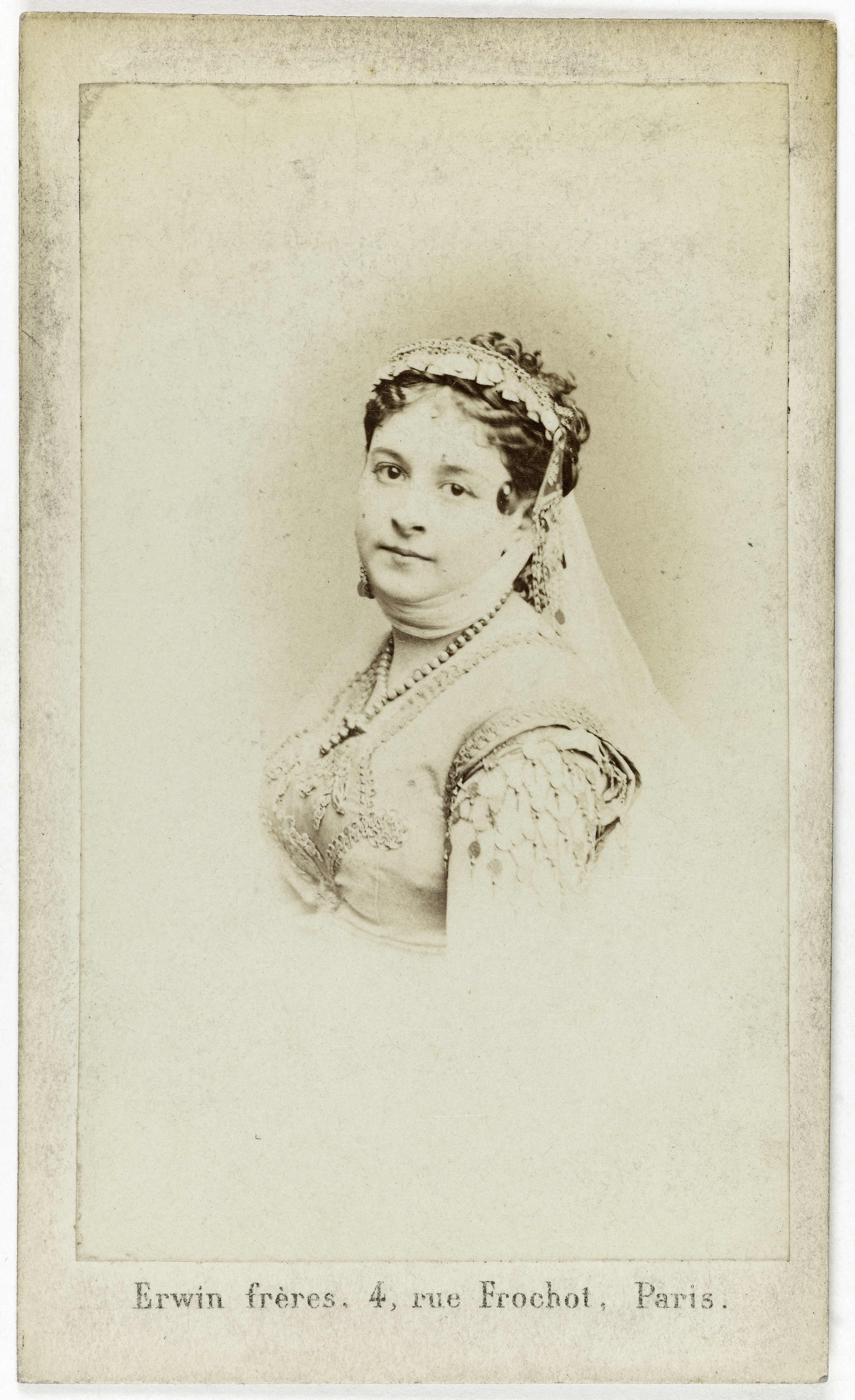 Erwin & Ernest Hanfstaengl, Portrait de Céline Montaland (1843-1891), actrice de théâtre.
