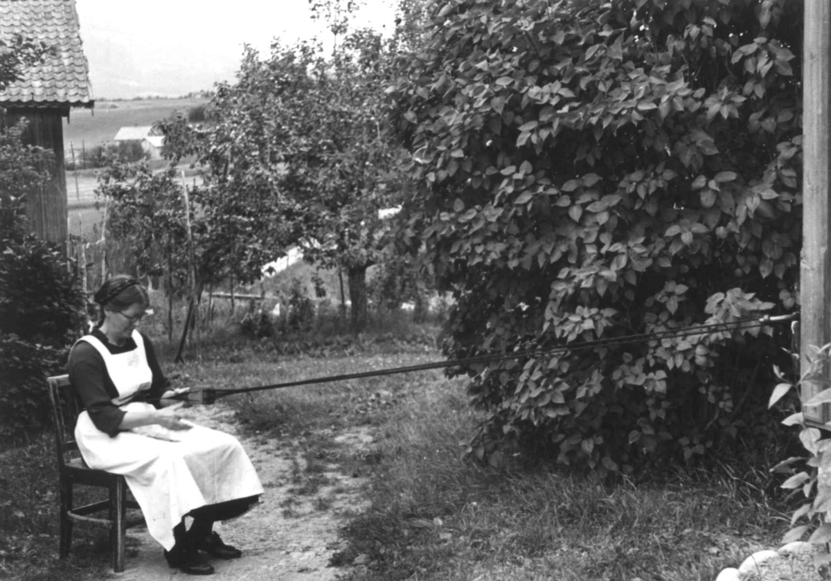 Anna Grostøl, Bø, Telemark 1940. Brikkeveving. Anne Kåsine vever hårbånd.